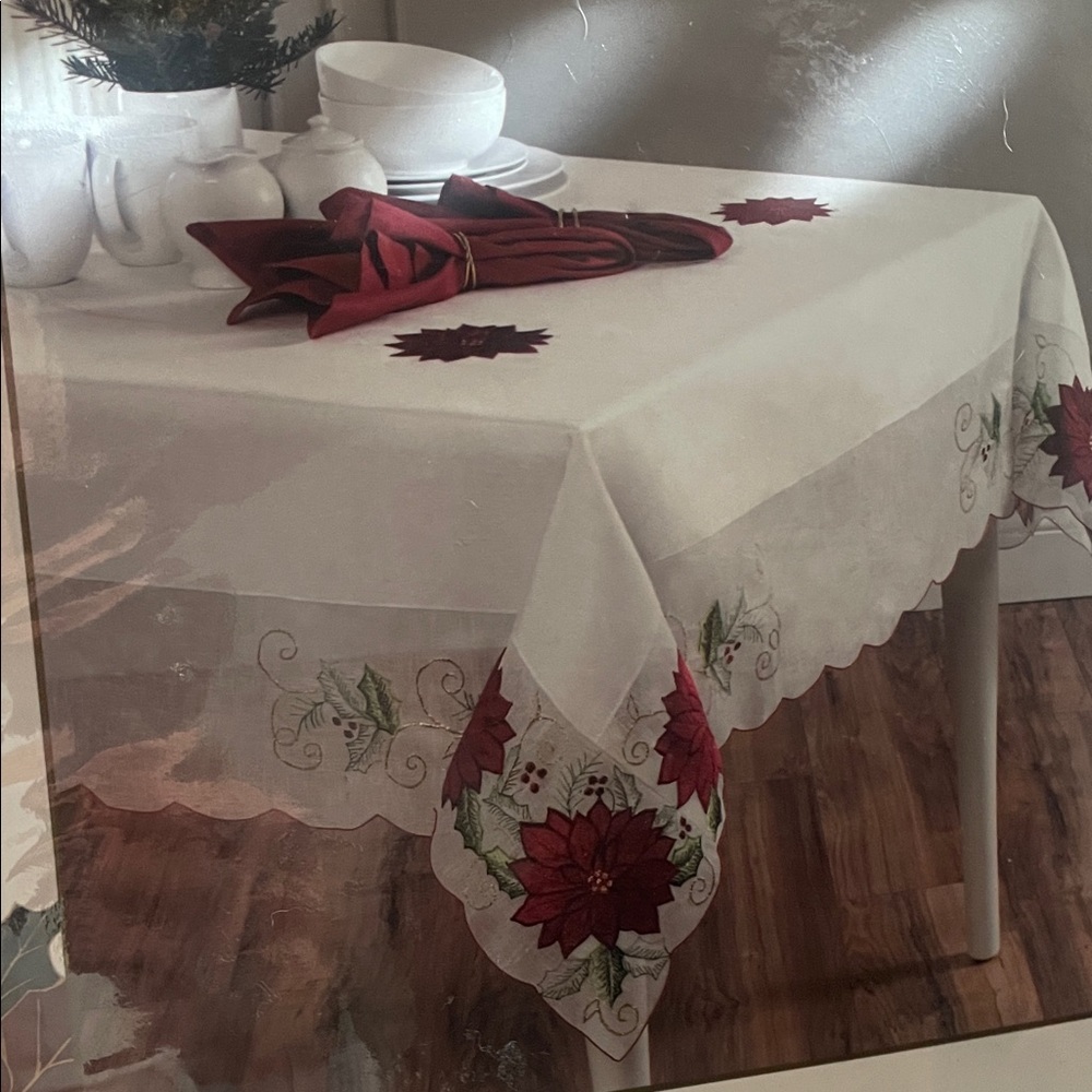 🌸NIP Sam Hedeya Holiday Collection by Macy’s oblong tablecloth - 60” x 102”
